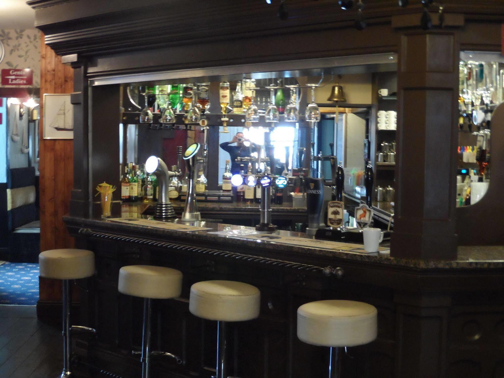 Schooner Hotel Алнмут Екстериор снимка